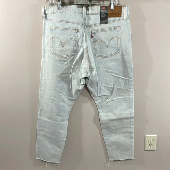NWT Levi’s Premium Wedgie High Rise Raw Hem Light Wash Denim Jeans 33 - Picture 4 of 16
